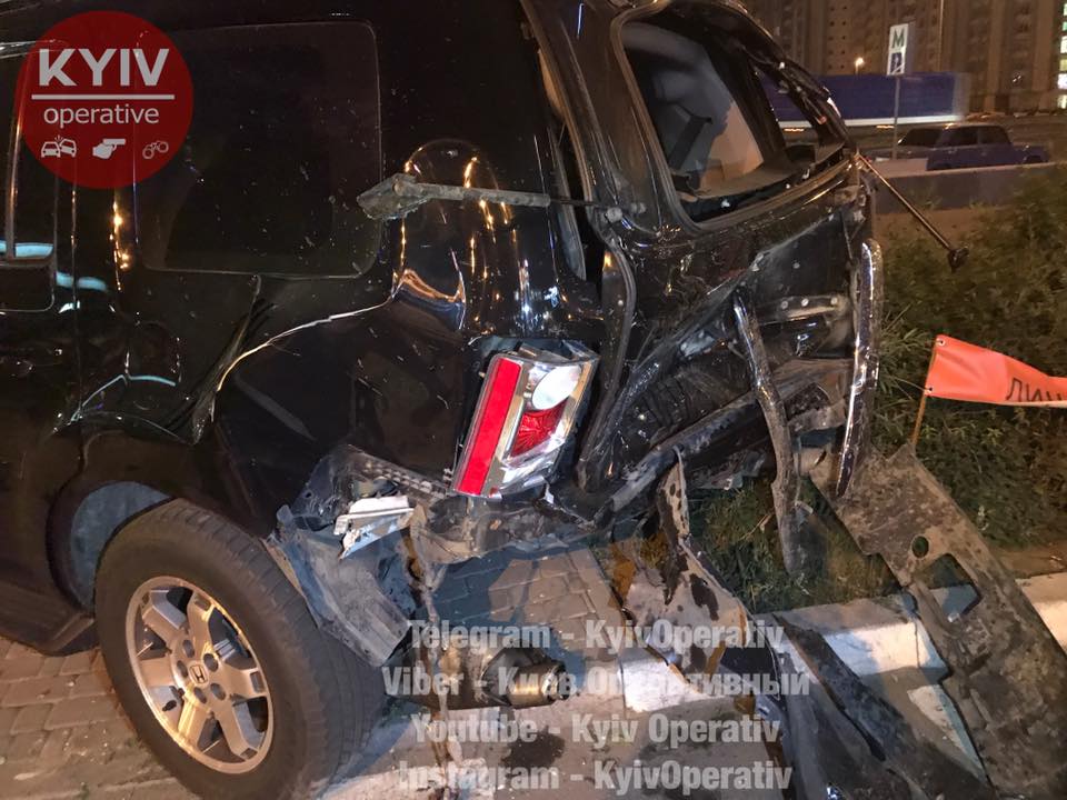 На столичных Позняках неуправляемая Mazda протаранила три автомобиля и загорелась (фото, видео) На столичных Позняках неуправляемая Mazda протаранила три автомобиля и загорелась (фото, видео)