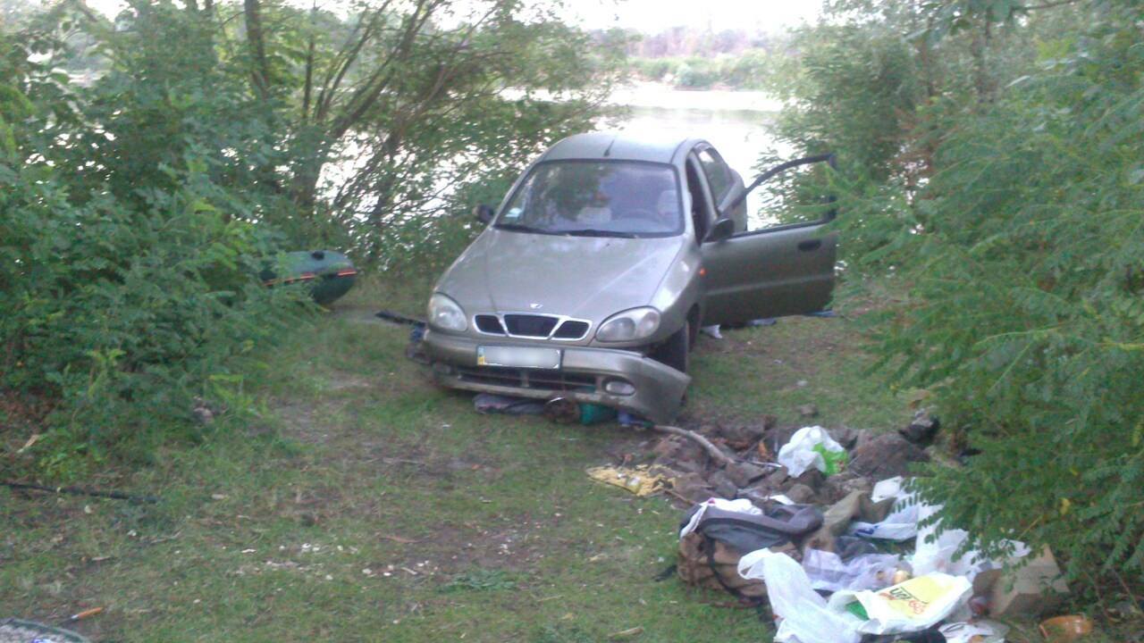 На Киевщине автомобиль раздавил палатку с туристами (фото)