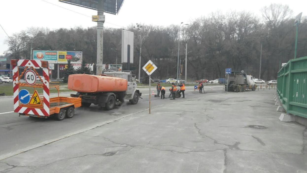 За минувшие сутки КК “Киевавтодор” возобновила 1530 кв м дорог