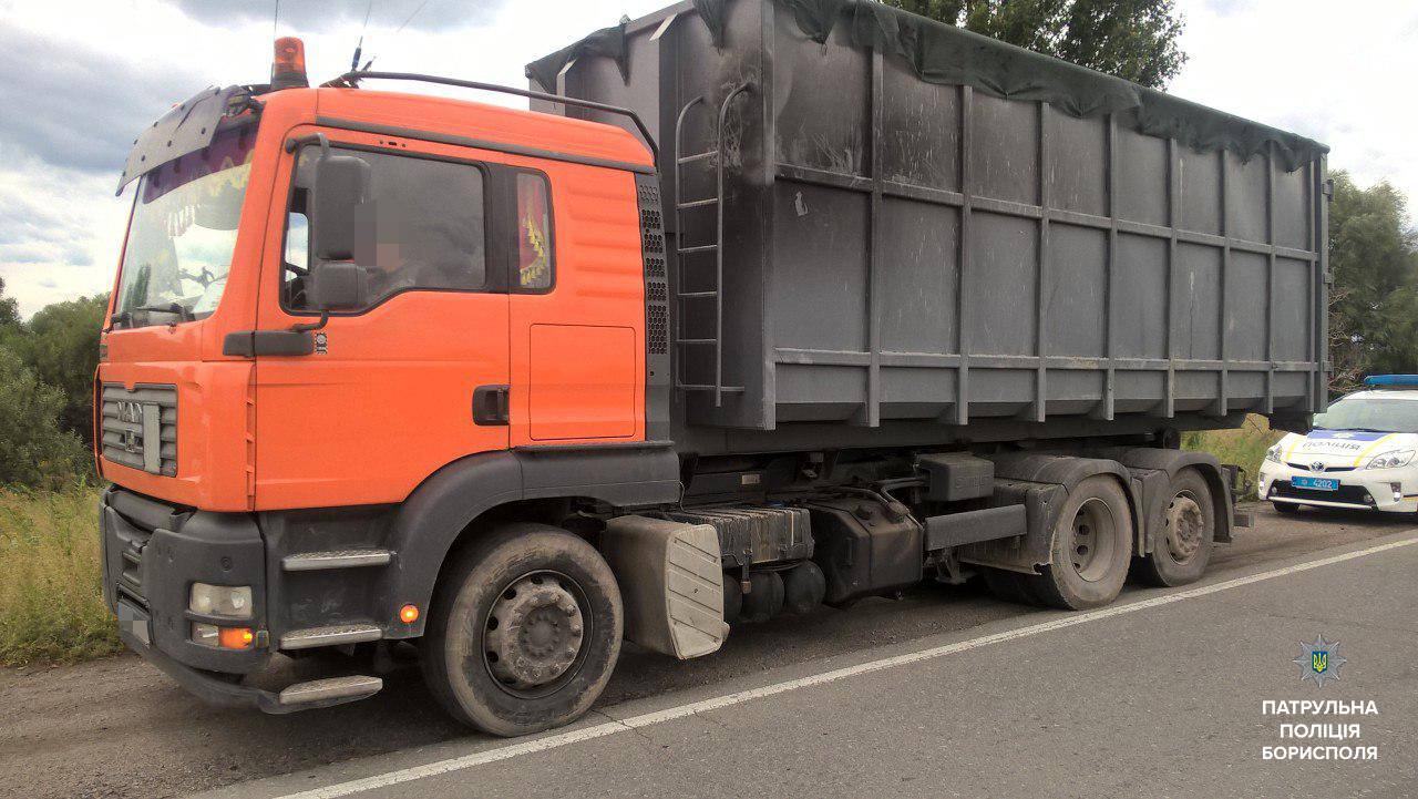 В Борисполе полицейские остановили грузовик с мусором без документов и с львовскими вещдоками (фото)