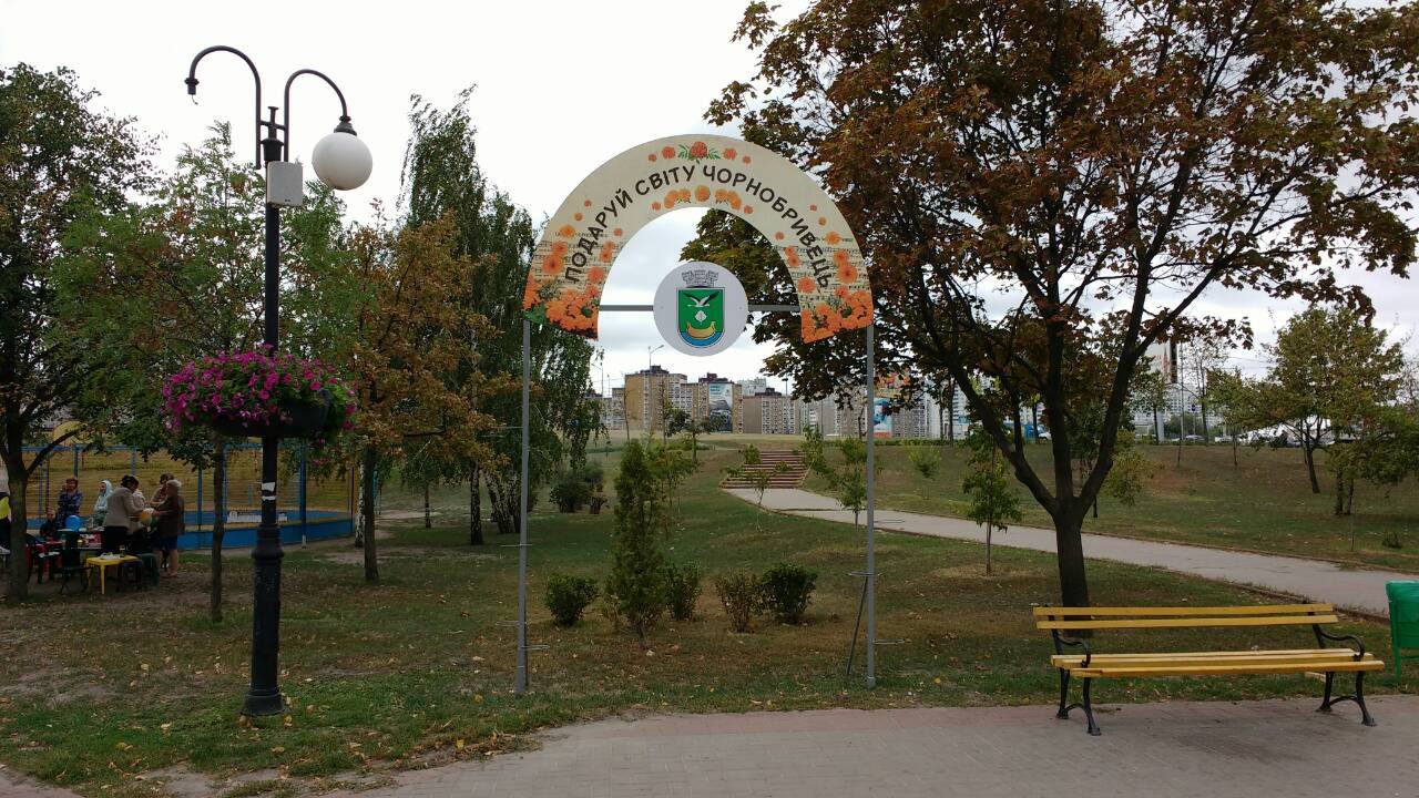 В столичном парке “Позняки” коммунальщики установили ароматные фотозоны (фото)