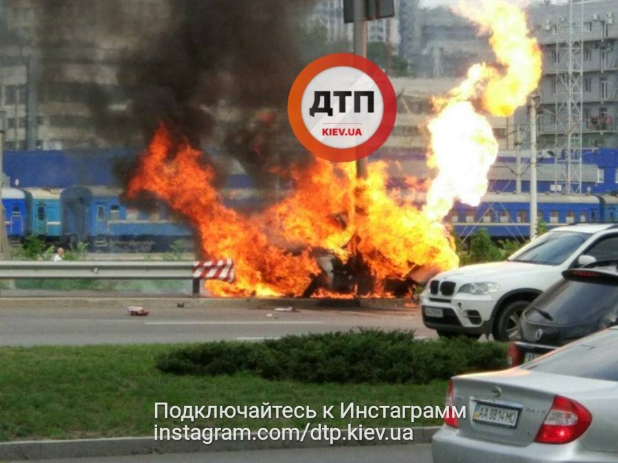 ДТП в Киеве со взрывом и пожаром: авто сгорело за две минуты (фото, видео)