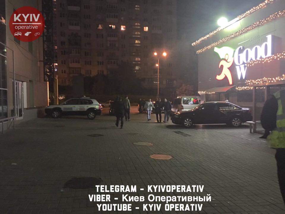 Возле ночного клуба в Печерском районе произошла массовая драка, ранен полицейский (фото, видео)