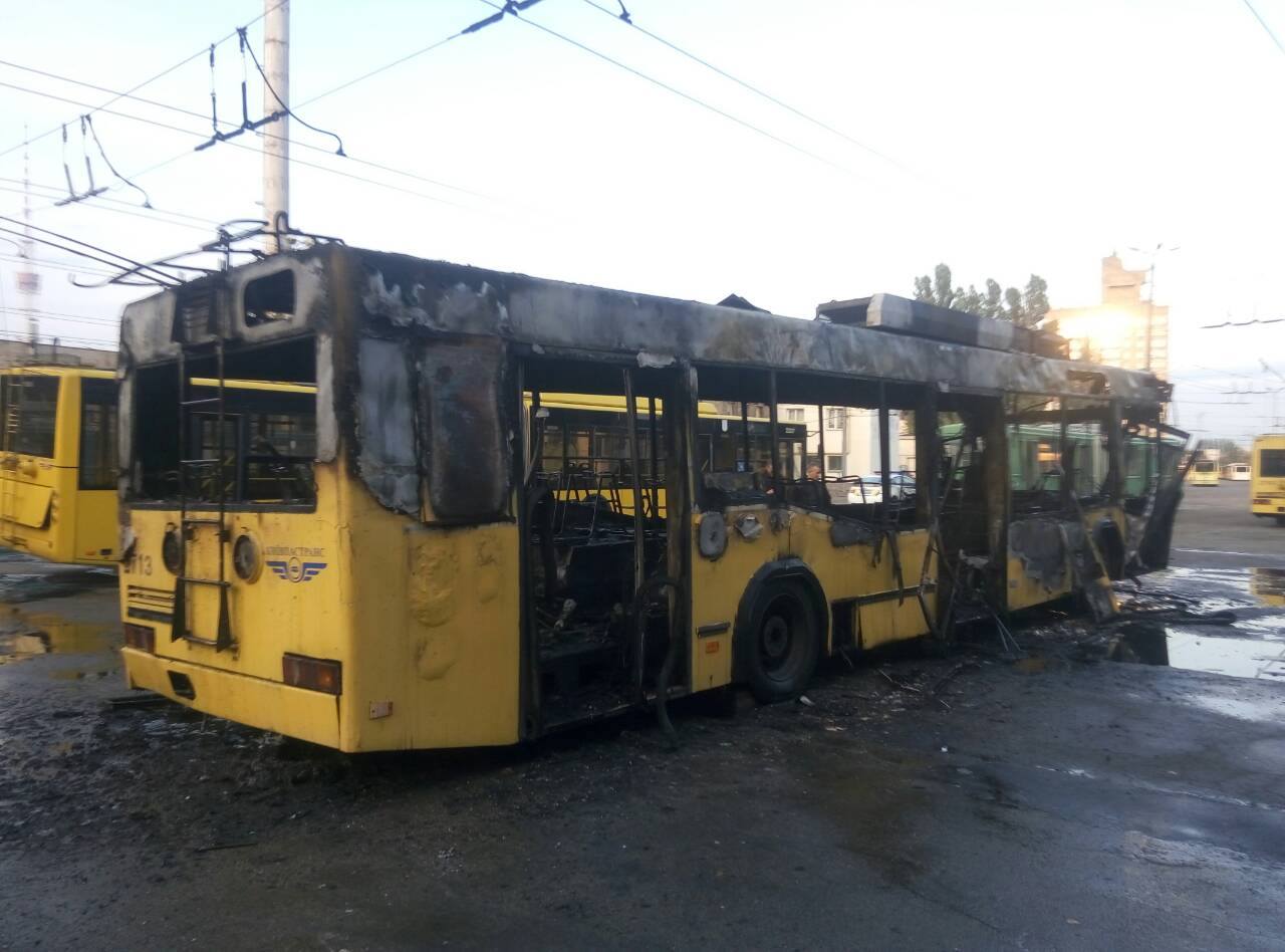 В одном из депо Киева почти дотла выгорел троллейбус (фото)