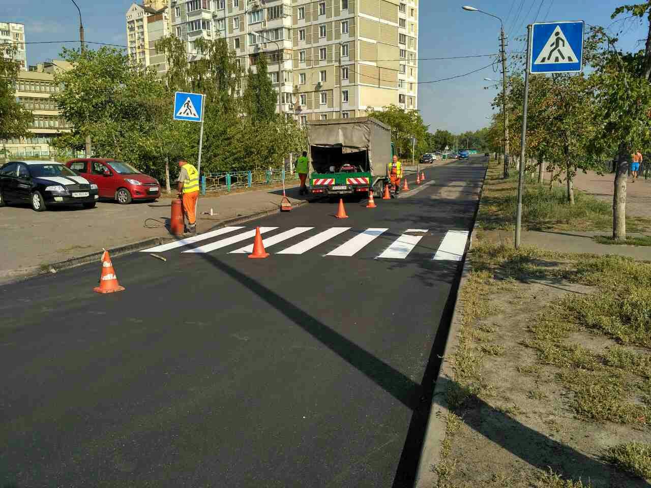 В Киеве нанесли дорожную разметку из полимерной ленты (фото)