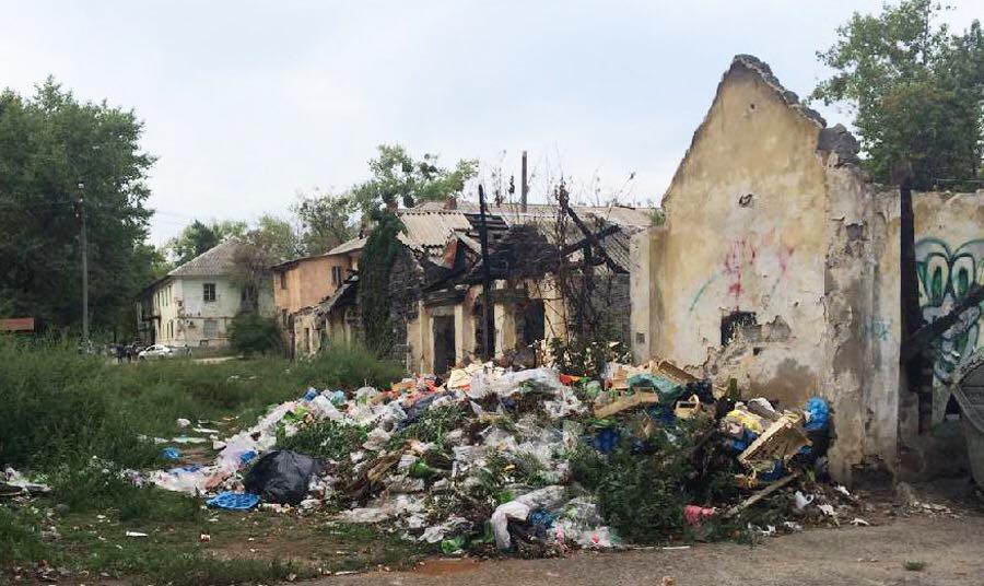 В Киеве ликвидировали стихийную свалку возле развалин без балансосодержателя (фото)