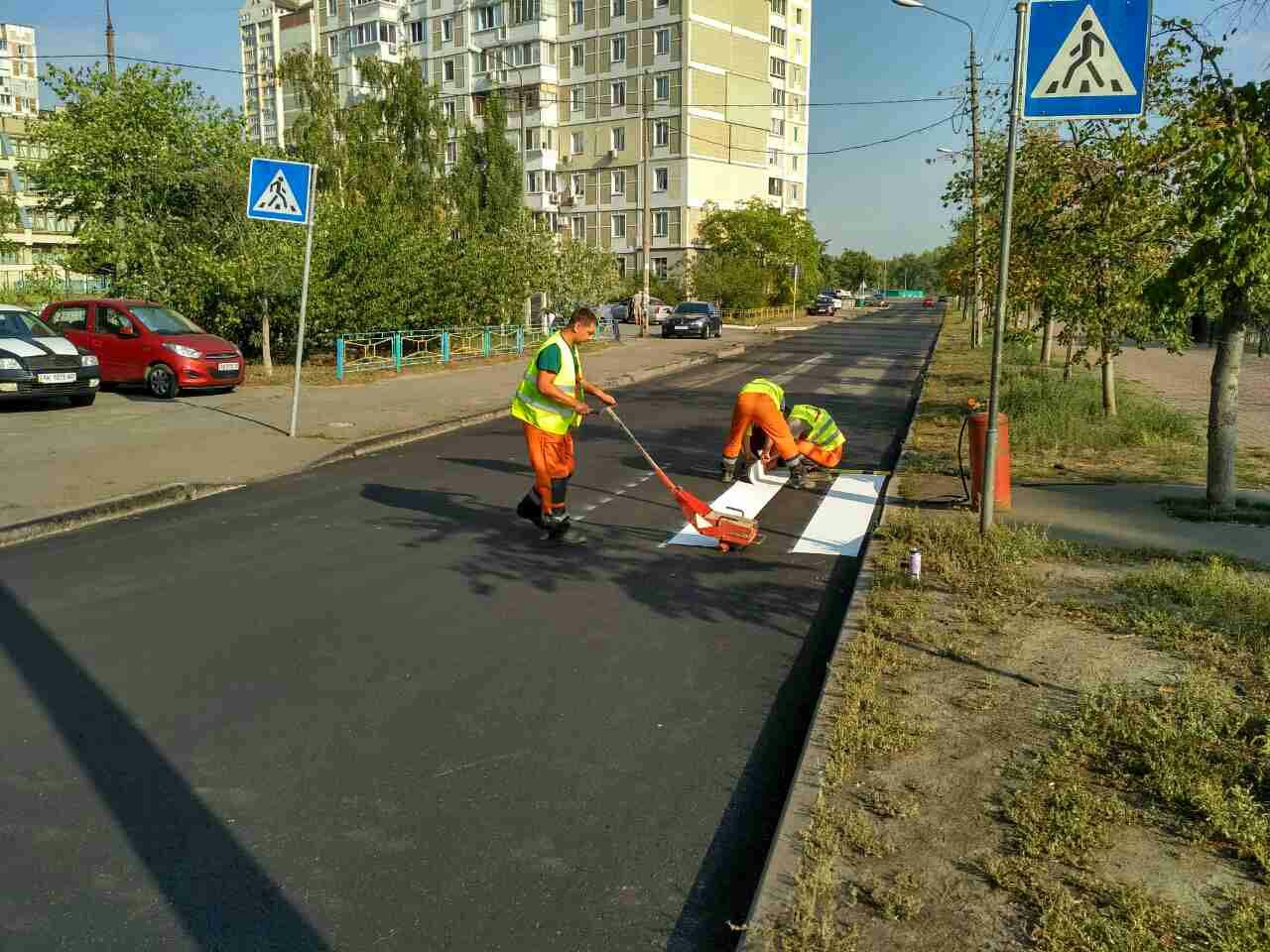 В Киеве нанесли дорожную разметку из полимерной ленты (фото)