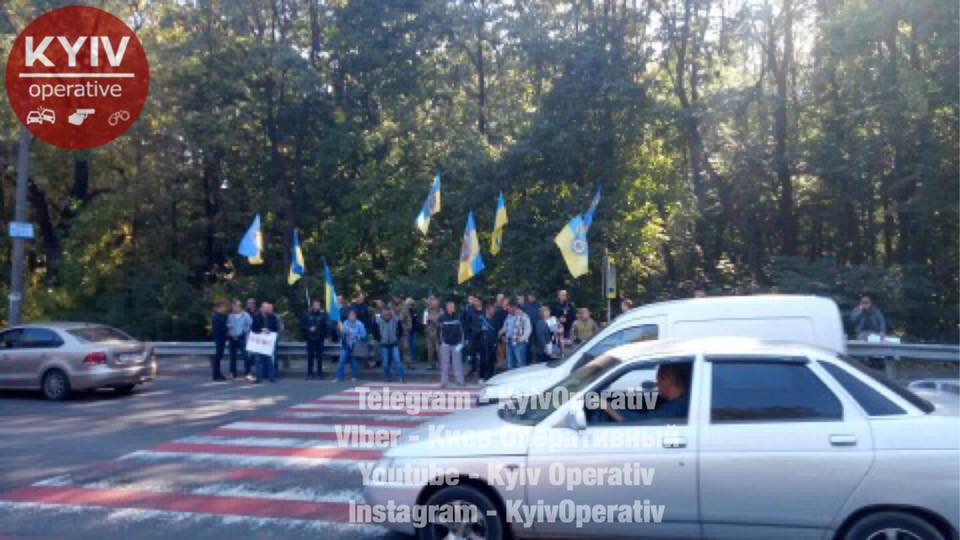 Из-за митинга на въезде в Киев образовалась километровая пробка (фото)