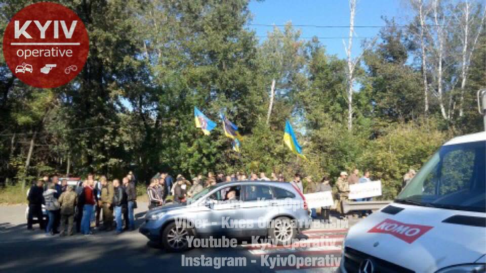 Из-за митинга на въезде в Киев образовалась километровая пробка (фото)