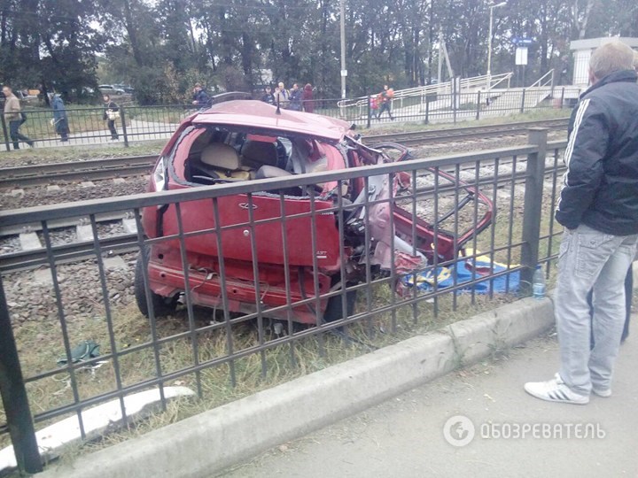 В Глевахе на Киевщине поезд сбил автомобиль на ж/д-переезде: пассажир авто погиб (фото)