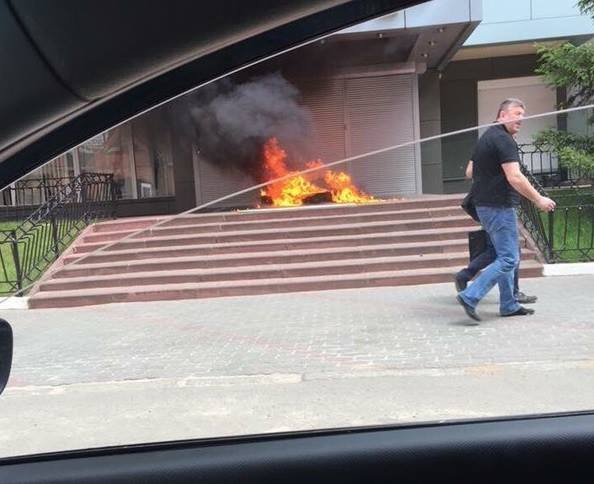 В Киеве неизвестные утроили пожар на пороге “Интера” (фото, видео)