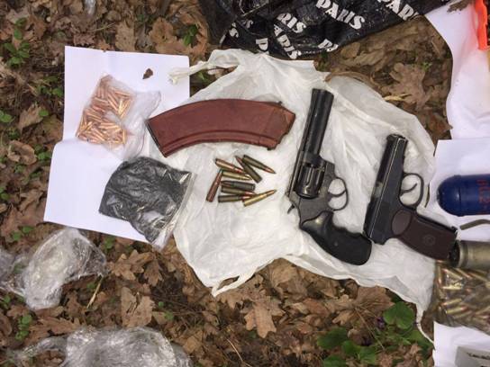 Правоохранители Киевщины обнаружили в лесу тайник жителя Калиновки с оружием и боеприпасами