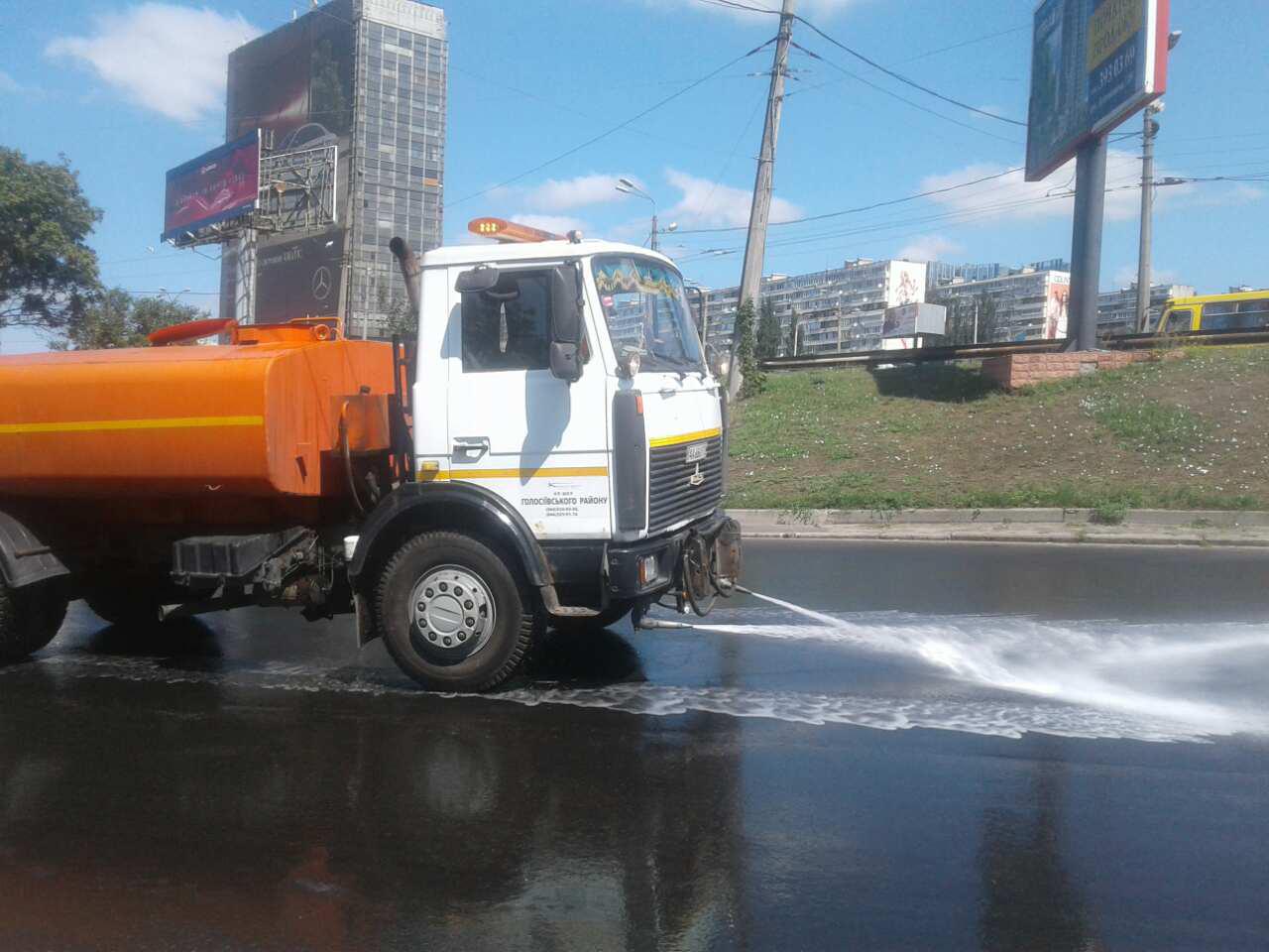 Полив дорог в жару позволит уберечь асфальтное покрытие - “Киевавтодор”