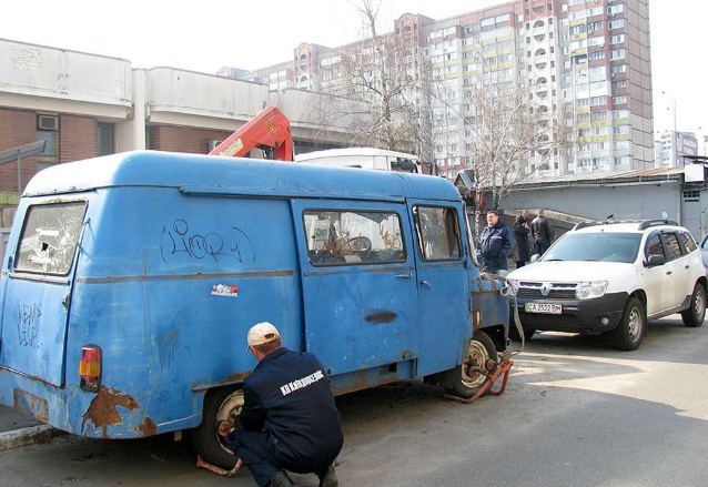 Из столичных дворов коммунальные службы вывозят старые, брошенные автомобили (фото)