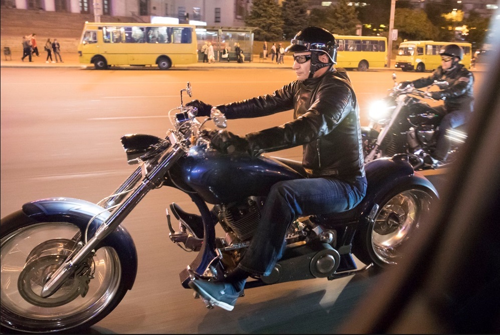 Кличко с Густелевым покатались на мотоциклах, заодно проинспектировали новое покрытие Воздухофлотского проспекта (фото)