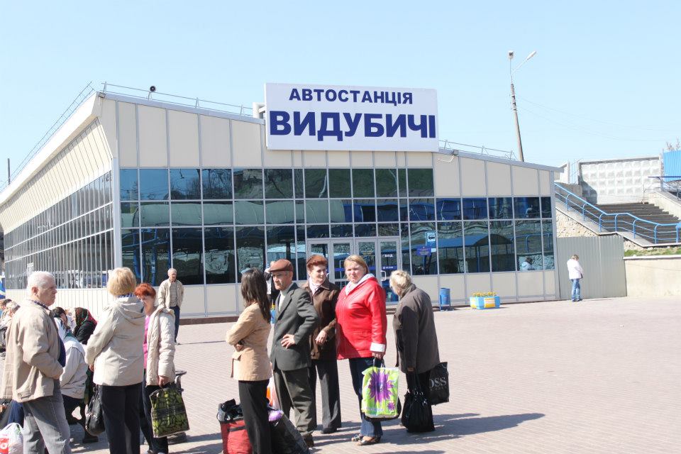 В Голосеево проваливается остановка (фото) 3
