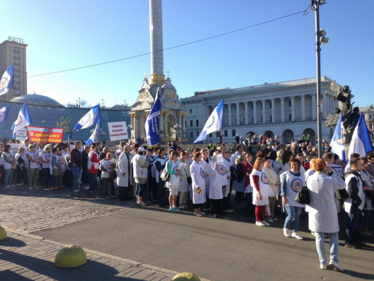 Улицу Грушевского в столице перекрыли из-за митинга медиков (фото)