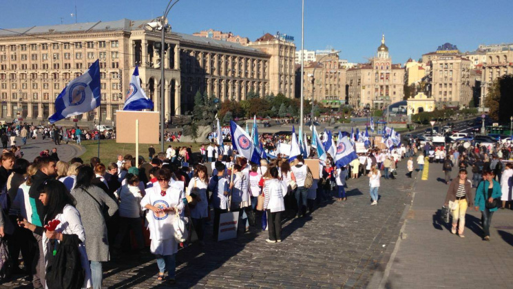 Улицу Грушевского в столице перекрыли из-за митинга медиков (фото)