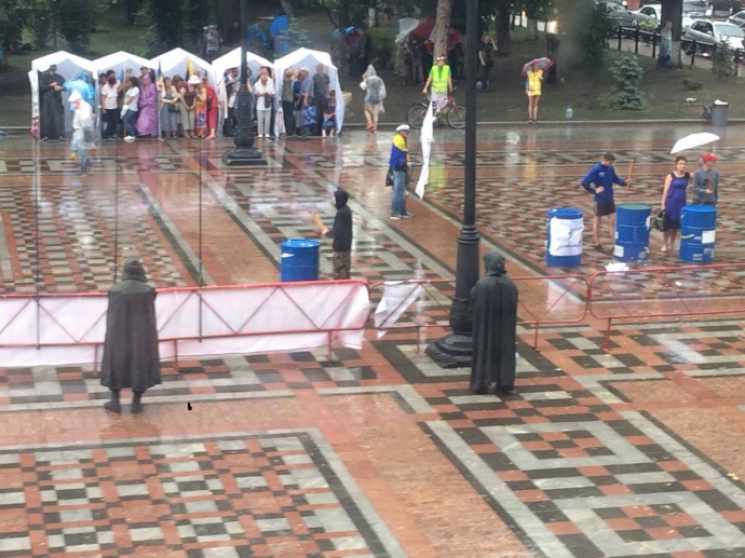 Сильный дождь в Киеве разогнал митинг под Радой