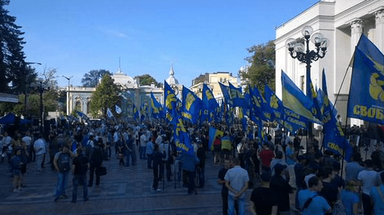 Под Верховной Радой в Киеве проходит митинг против изменений в Конституции (+видео)