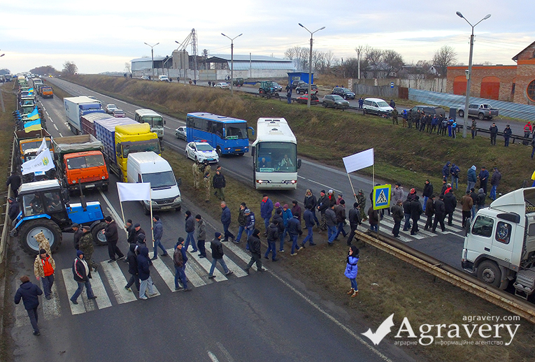 Аграрии Украины заблокировали основные дороги, требуя отмены налоговых изменений (+фото, видео)