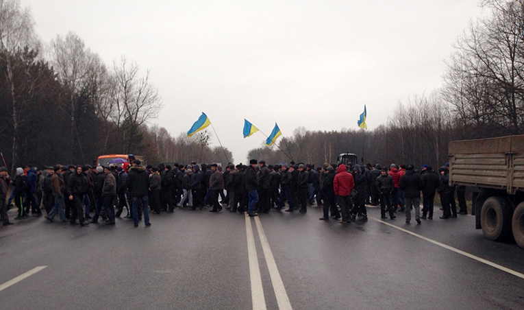 Аграрии Украины заблокировали основные дороги, требуя отмены налоговых изменений (+фото, видео)