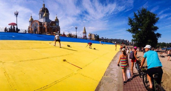 На столичной Оболони дома украшают национальной символикой