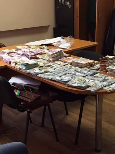 На взятке задержали двух сотрудников налоговой Киева