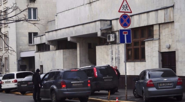 В Киеве патрульные игнорируют нарушение ПДР в правительственном квартале (+фото)