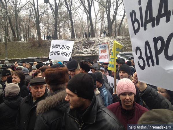 Под Кабмином митингуют сотрудники “Киевпастранса”