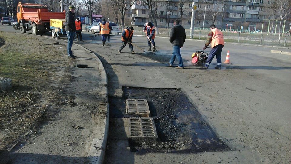 Ремонт дорог в Киеве продолжается