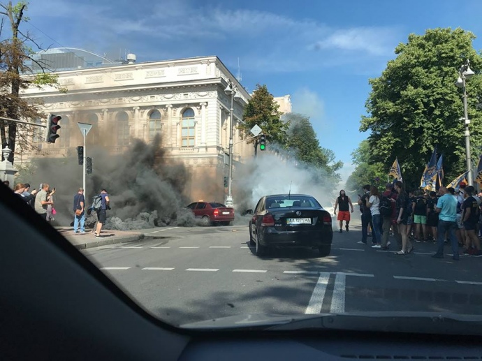 Митинг под Верховной Радой: подожгли фаеры, здание укутала стена дыма (фото)