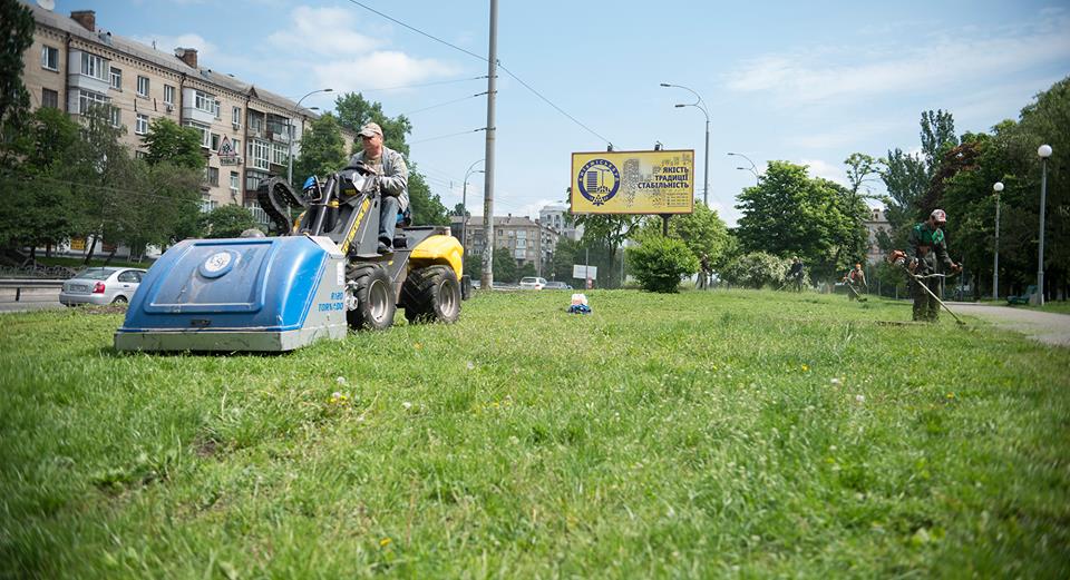Киевских коммунальщиков хотят штрафовать за некошеные газоны