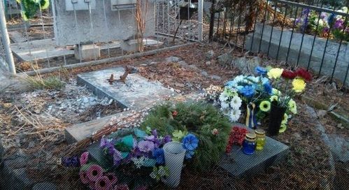 На столичном Байковом кладбище неизвестные украли памятник с могилы писателя