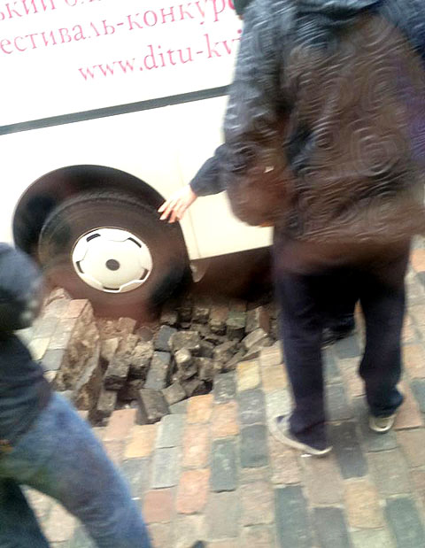 Напротив киевской мэрии в яму провалился автобус с детьми (+фото)