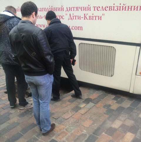Напротив киевской мэрии в яму провалился автобус с детьми (+фото)