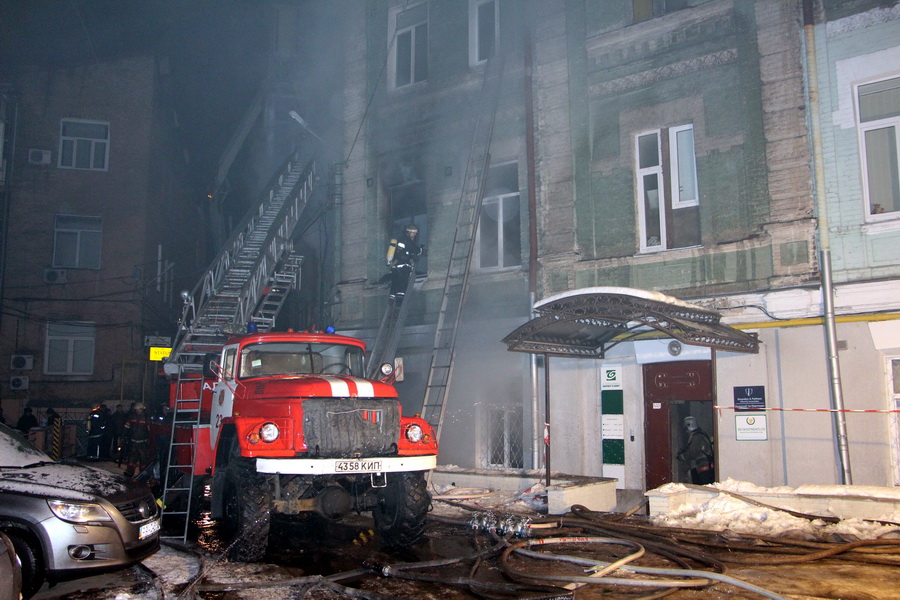В Киеве на Михайловской горел жилой дом: госпитализировано двое детей