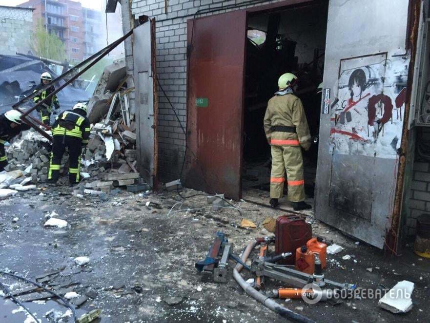 Взрыв в Киеве: один погибший и пять разрушенных гаражей (фото)