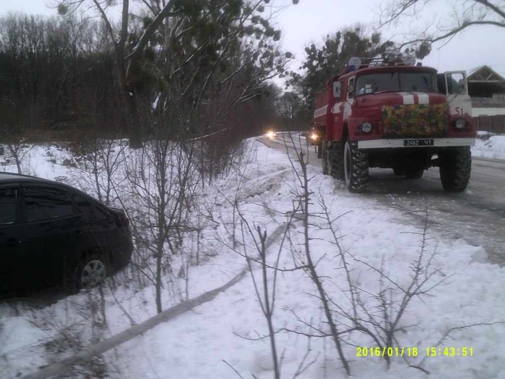 На Киевщине спасатели освободили из сугробов 3 автобуса и скорую (+фото)