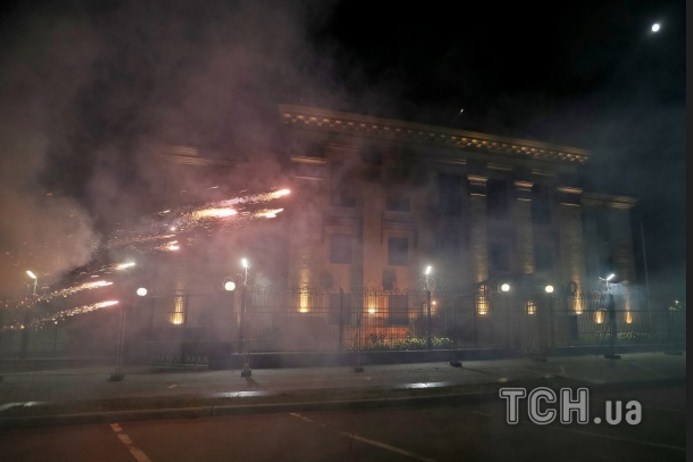 Посольство России в Киеве закидали петардами (фото, видео)