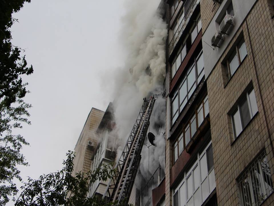 На Грушевского в Киеве во время пожара спасли 16 людей (фото, видео)