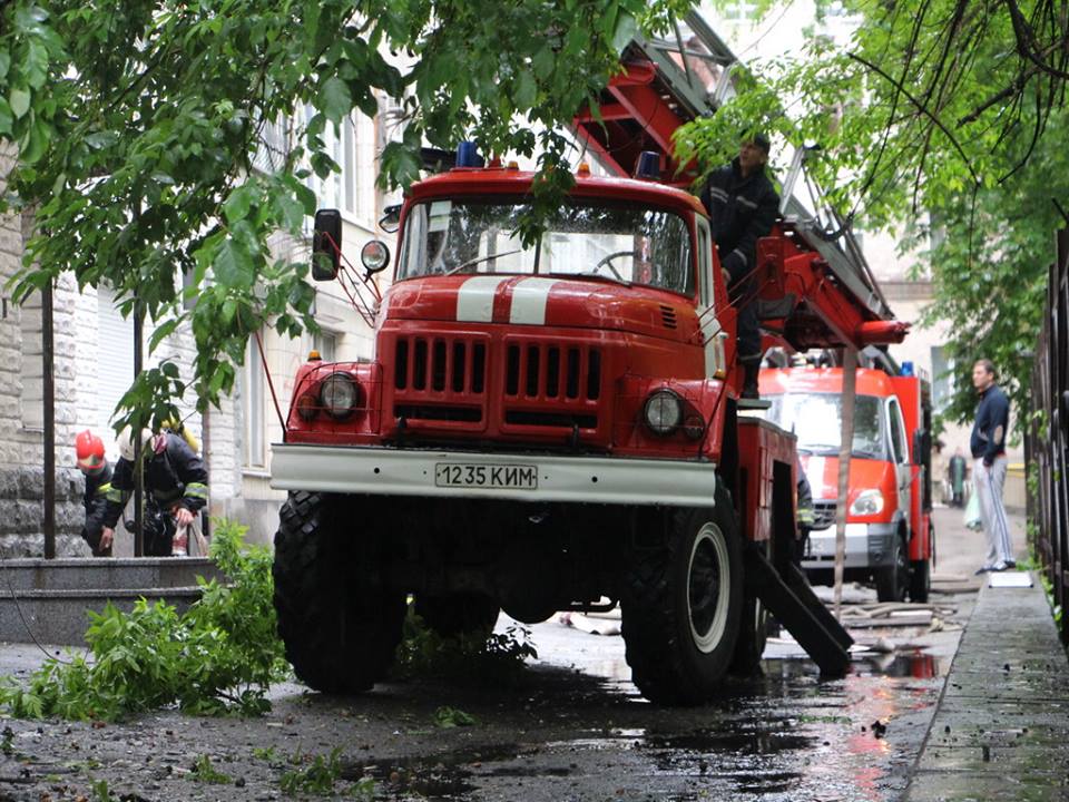 На Грушевского в Киеве во время пожара спасли 16 людей (фото, видео)