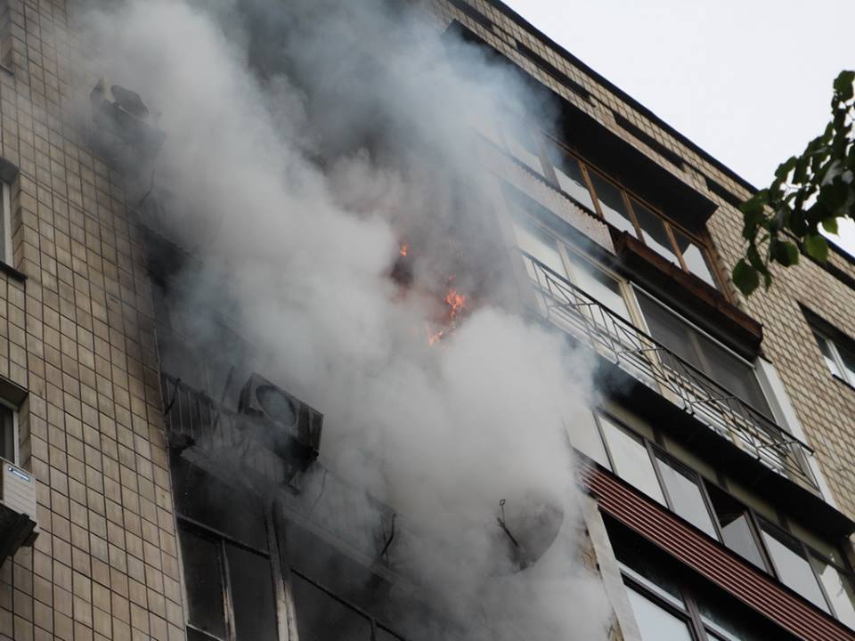 На Грушевского в Киеве во время пожара спасли 16 людей (фото, видео)