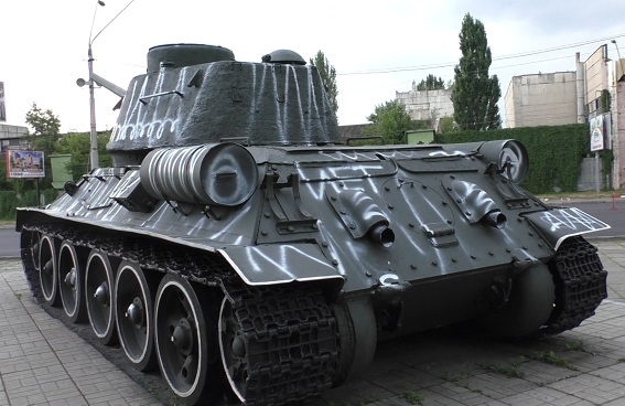 Супружеская пара разрисовала памятник танкистам в Киеве (фото)