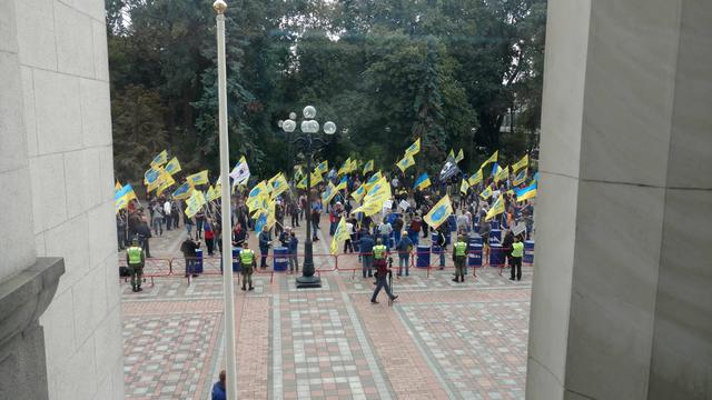 Владельцы автомобилей с еврономерами сегодня продолжили митинг под Верховной Радой (фото)