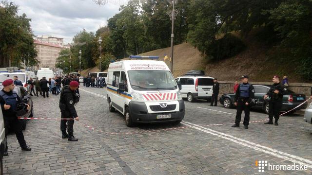 Под Кабмином в Киеве прогремел взрыв: есть двое пострадавших (фото, видео)