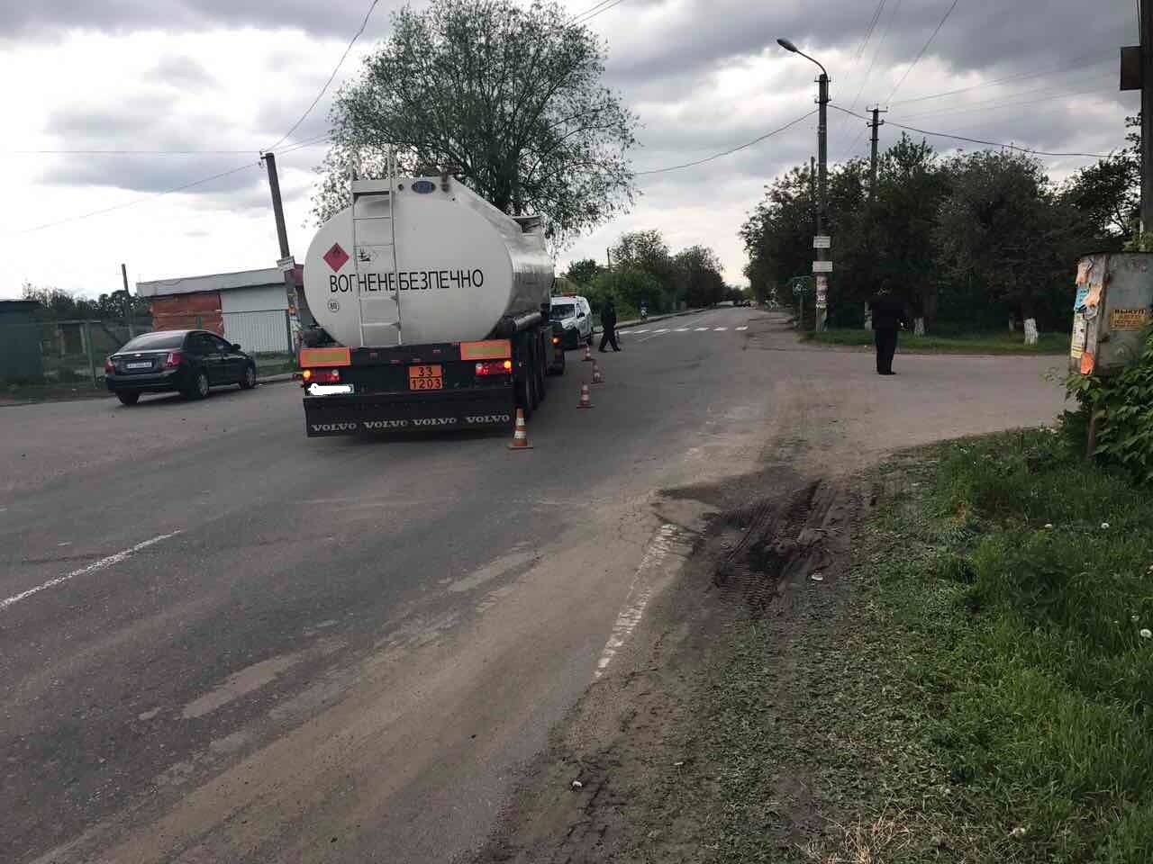 На Киевщине пьяная велосипедистка угодила под фуру (фото)