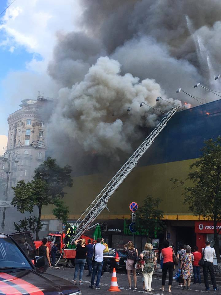 На Крещатике пылает здание бывшего гастронома (фото)