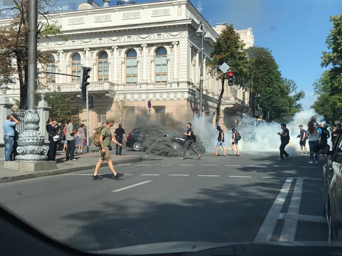 Митинг под Верховной Радой: подожгли фаеры, здание укутала стена дыма (фото)