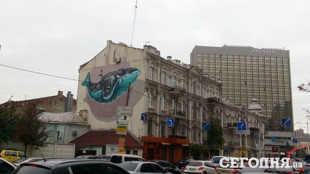 Фасад старинного дома в Киеве украсили парящим китом (фото)